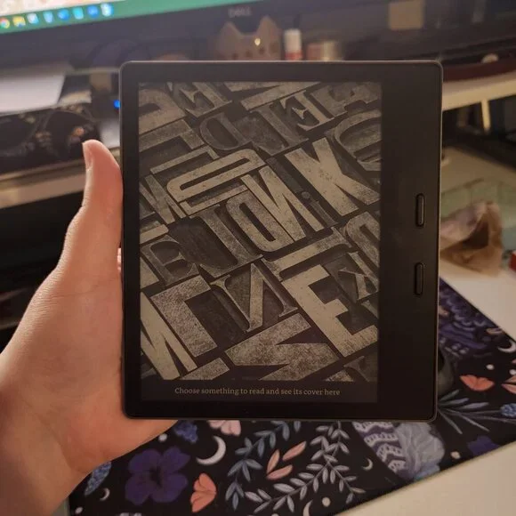 EUC Kindle Oasis 10th Generation 32gb Graphite - Picture 4 of 12